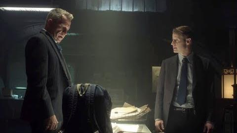 Alfred y el detective Gordon buscan a Bruce