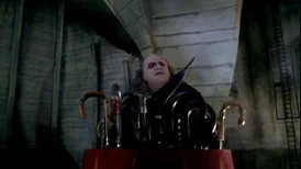 El Pingüino mostrando su galería armas disfrazadas de sombrillas