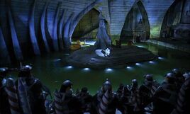 Oswald hablándole a los pingüinos