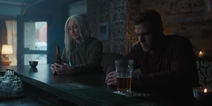 Dawn y Hank se reencuentran en el bar.
