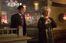 Oswald le demuestra su nuevo club a su madre