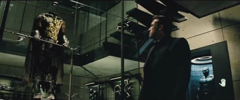 Bruce observa el traje de Robin