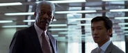 Lucius Fox trata de hacer negocios con Lau.