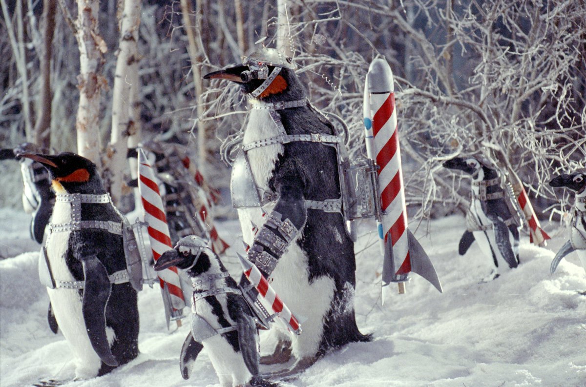 Arriba 54+ imagen batman returns penguins with rockets