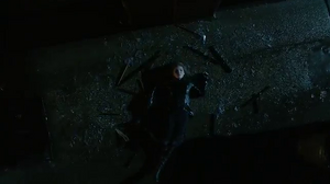 Selina cae contra el pavimento