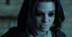 Titans - Rachel es poseida por el demonio