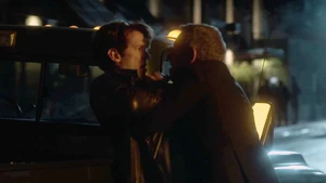 Alfred confronta al novio abusivo.