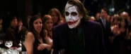 Joker irrumpe en la fiesta para encontrar a Harvey Dent.
