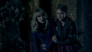 Batwoman - Kate salva a Kara del ataque de Bruce