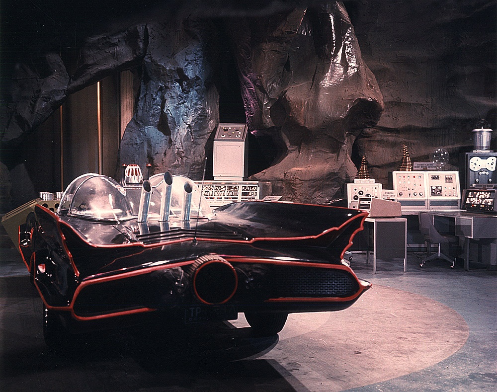 Descubrir 44+ imagen batman tv show batcave