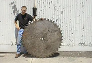 Nasty saw Carlberg.jpg (12 KB) Carlberg with Nasty's saw at the Long Beach 1999 event.