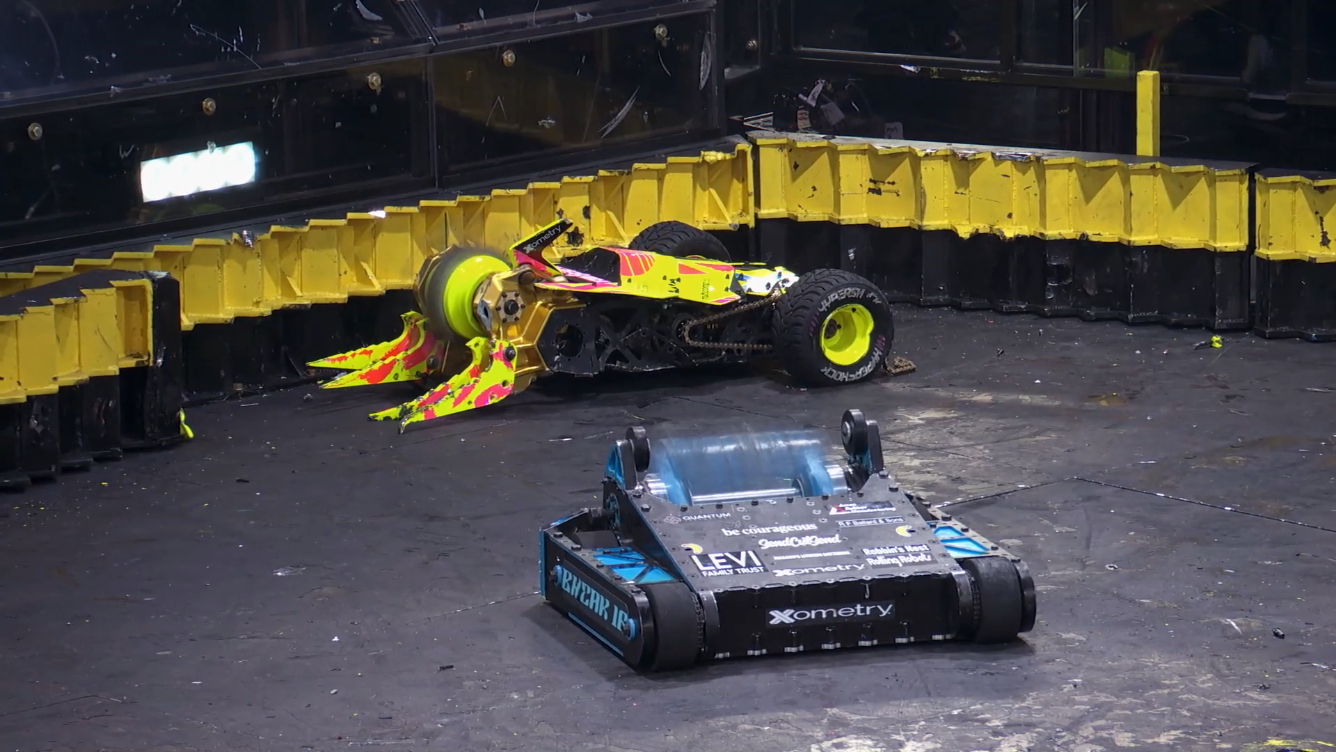 Was HUGE born as a 3lb beetle weight bot??? Screen shot of a fight I found  on  : r/battlebots