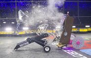 Nightmare destroying a slot machine, held up by Ginsu.
