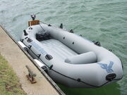 800px-Inflatable boat-001