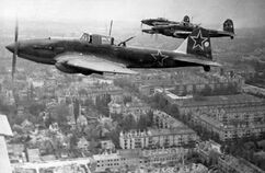 Bundesarchiv Bild 183-D0331-0042-012, Russische Flugzeuge über Berlin-Lankwitz