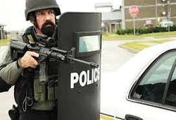 Ein echter ballistischer Schild, der von einem Polizisten verwendet wird