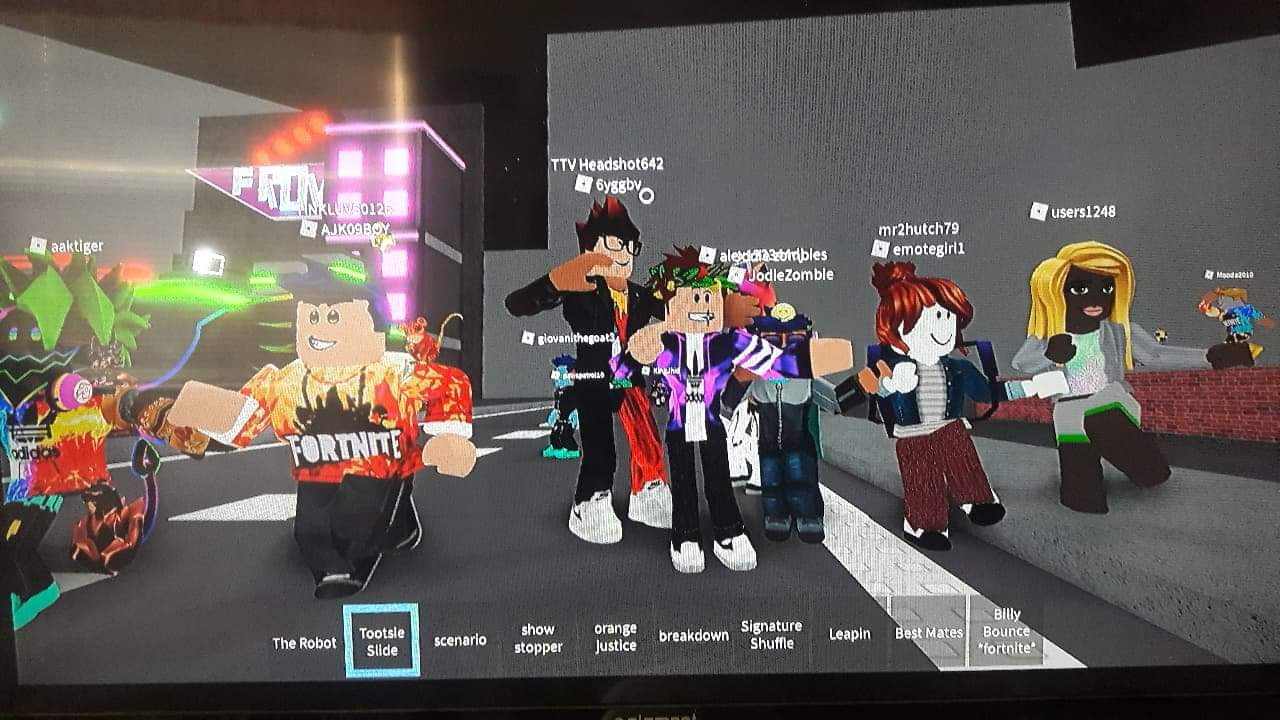 User Blog Bluegirl79 The Most Really Cool Screenshot Someone Took In The Roblox World In Xbox One Ft Emotegirl1 Battle For Dream Island Wiki Fandom - best mates roblox