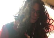 Satomi comiendo aros de cebolla