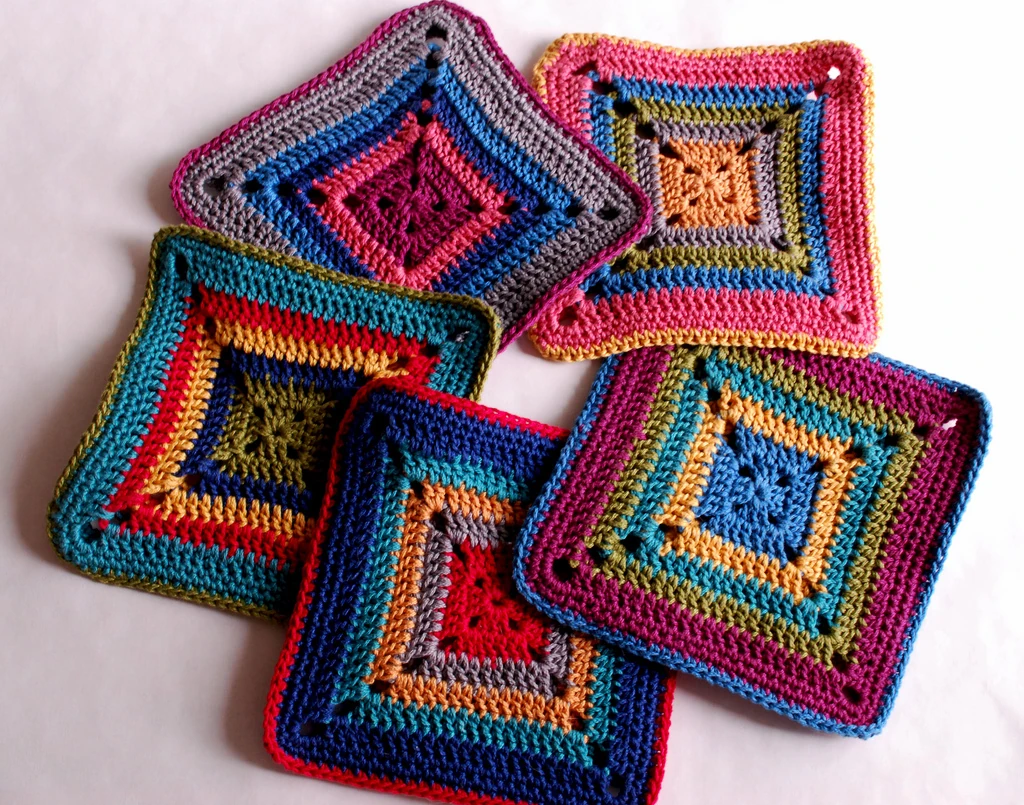 Бабушкин квадрат схема фото. Квадратные Прихватки крючком. Прихватки Бабушкин квадрат. Прихватка вязаная квадратная. Прихватка крючком Бабушкин квадрат.