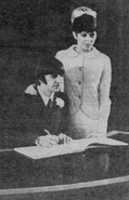 1509051 227669264091340 1580876623 n.jpg (35 KB) Ringo signs in a registry book.