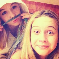 Acacia Brinley Selfie