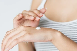 Apply-blur-care-1368692
