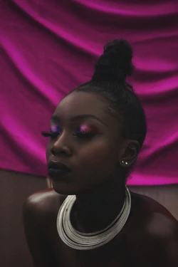 Woman-with-pink-eye-shadow-4011851