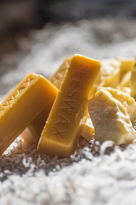 Raw-beeswax-2806817 640