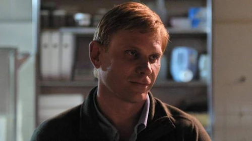 Während Aiden täglich seinen Vampirtrieb unter Kontrolle halten muss, versucht Bishop (Mark Pellegrino) ihn mit allen Mitteln dazu zu bringen, wieder aktiv auf Jagd zu gehen ...