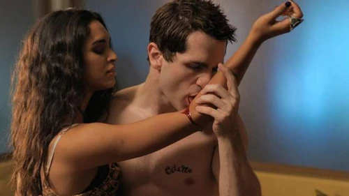 Wird Aidan (Sam Witwer, r.) durch den Besuch eines Vampirbordells wieder auf Jagd gehen?