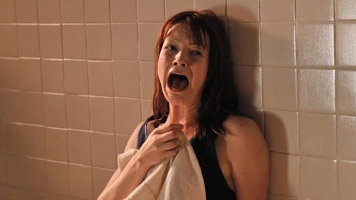 Ahnt noch nicht, dass sie von Bishop rekrutiert wurde, und nun selbst ein Vampir ist: Rebecca (Sarah Allen) ...