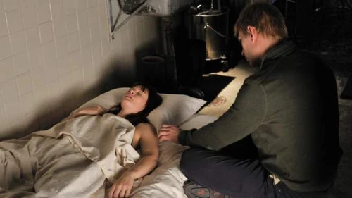 Nachdem Rebecca (Sarah Allen, l.) von Aiden gebissen wurde, wird sie von Bishop (Mark Pellegrino, r.) ohne sein Wissen rekrutiert ...