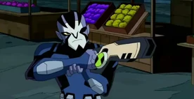 Rook con su arma y apuntando