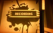 Надпись «RECORDING» вблизи.