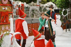 1x14 - The Girls of Christmas Past - Still5