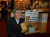 Eduardo Casas en el stand de Editorial Santa María firmando ejemplares en la Feria Internacional del libro de Buenos Aires.