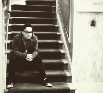 Johnny as Leonard on the staircase.