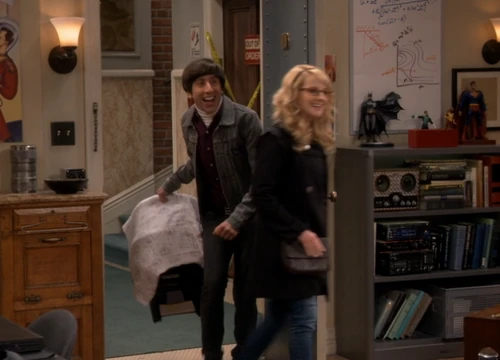 The Wolowitz family arrives.