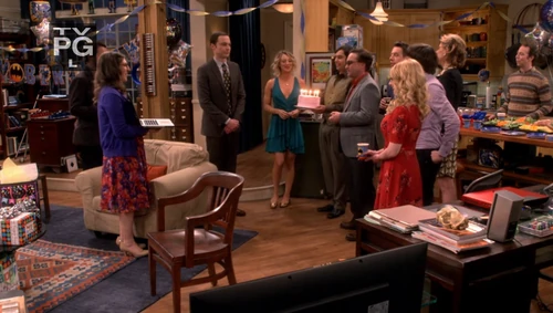 Adam West and Leslie watching Prof. Hawkeye sing to Sheldon.