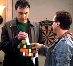 Sheldon zieht sich ein Taschnentuch aus der Box