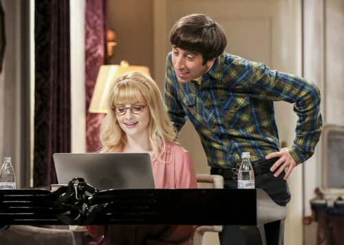 Looking at an article on Sheldon that talks about Howard.