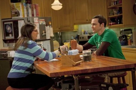Amy manages to convince Sheldon to engage in a social science experiment regarding the spreading of rumors.