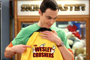 Sheldon mit einem Wesley Crusher Shirt