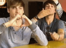 Tumblr lz8wnmzUUE1rnmd7bo1 r1 250.gif