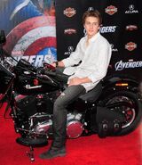 Billy-unger-premiere-the-avengers-02