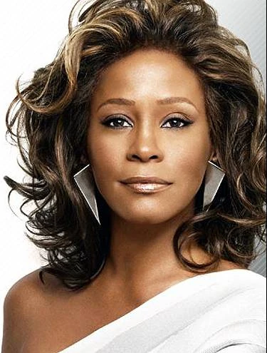 A Voz Melódica do Metrô Carioca: Cantora de Grammy e Mente por Trás dos Sons de Estações