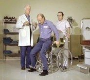 15 seconds elapsed: Convict lifts leg.