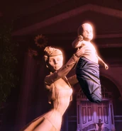 Estatua de lady Comstock con una Elizabeth bebé.