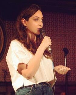 Jamie-lee-microphone.jpg