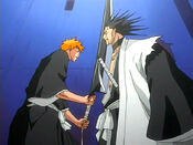 Ichigo trata de herir a Kenpachi.